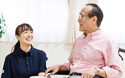 お客様と介護スタッフ