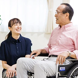 お客様と介護スタッフ