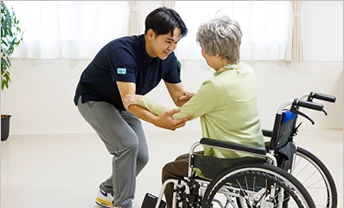 お客様と介護スタッフ