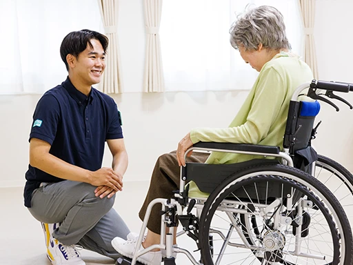 お客様と介護スタッフ